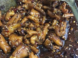 9、麻辣凤爪,加入 鸡精 辣椒粉 孜然粉 糖 芝麻 芝麻调和油 超匀出锅