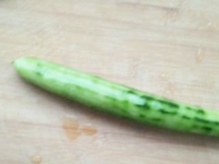 1、不拘一格吃寿司,黄瓜洗净去皮备用，胡萝卜也是。