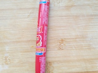 2、不拘一格吃寿司,取一根火腿。