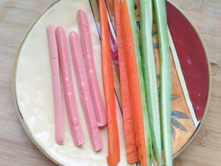 3、不拘一格吃寿司,切食材切好放入盘中备用。