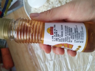 7、不拘一格吃寿司,根据个人口味添加寿司醋。