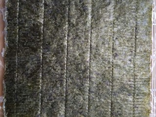 9、不拘一格吃寿司,铺上海苔。