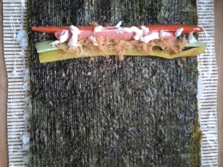 11、不拘一格吃寿司,根据个人口味添加沙拉酱和肉松。