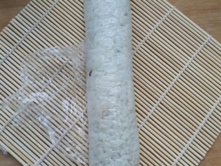 12、不拘一格吃寿司,卷起来按压，记住要压实哦。