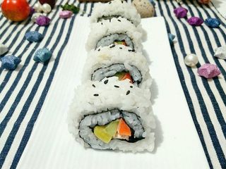 13、不拘一格吃寿司,切开装盘就可以吃了，撒上少许芝麻做装饰。