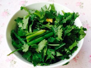 1、香辣花甲,香菜和小葱清洗干净后切成小段。