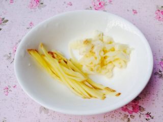 2、香辣花甲,切姜丝，准备蒜末