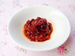 4、香辣花甲,准备豆瓣酱（不要放太多，我只用了这个份量的一半）