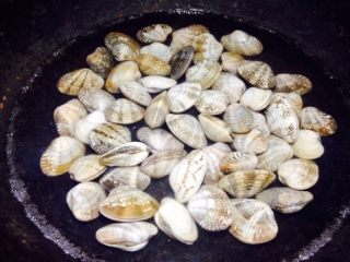 5、香辣花甲,烧一锅清水，将花甲倒进锅内。