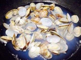 6、香辣花甲,等水开将每个花甲都打开时即可关火。（不要煮久了，不然肉都会脱落喔！）