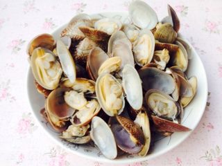 8、香辣花甲,冲洗好后沥干水分，就可以准备炒了。