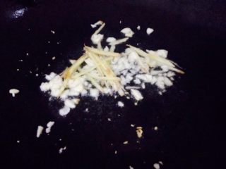 9、香辣花甲,热锅热油将姜丝和蒜末爆香
