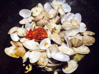 11、香辣花甲,放入少量豆瓣酱（如果不能吃辣，可选择不辣的豆瓣酱，或者省略此步骤）