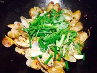 12、香辣花甲,放入少量清水将豆瓣酱炒均匀后放入葱段和香菜段。