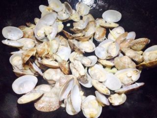 10、香辣花甲,放入花甲炒30秒