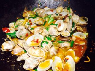 13、香辣花甲,炒均匀后放入勾芡汁。试一下咸淡，我是没有再放盐因为豆瓣酱和生抽有盐。