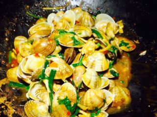 14、香辣花甲,将酱料都炒拌均匀即可出锅了。