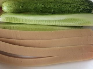 1、土豆泥寿司,黄瓜火腿切好