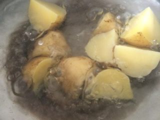 2、土豆泥寿司,土豆切块开水煮熟，大概需要二十分钟