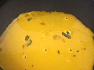 3、土豆泥寿司,打鸡蛋搅拌后倒入不粘锅，烙成饼状