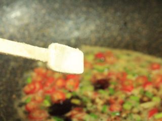 13、金钱蛋,少许盐，生抽和蚝油都有盐分哦，翻拌均匀