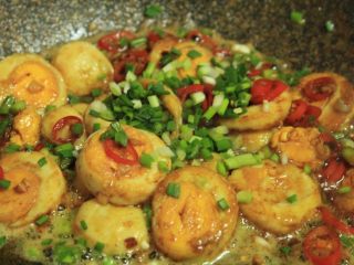 15、金钱蛋,最后撒上葱花，翻拌均匀即可关火