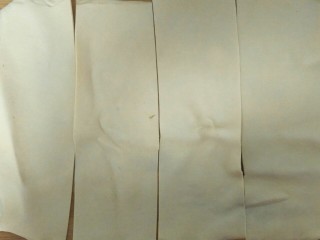 5、金针菇豆皮卷,豆腐皮用刀割成长条状,如图所示