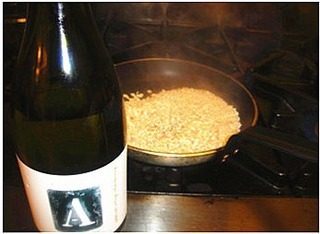 3、香煎帝王鲑配味曾,倒入2汤匙白葡萄酒，分3次加鱼汤每次50g