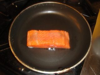 8、香煎帝王鲑配味曾,不粘锅烧热，倒入1汤匙油，转小火放入三文鱼，皮朝下。小火将皮煎脆，翻过来煎鱼的另一面。上色后进烤箱180度5分钟。（如没有烤箱，用小火煎至鱼肉上下各1cm产生粉红色。鱼肉即5分熟，取出静止5分钟即成7分熟）