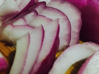 1、快手餐—黑椒牛肉饭,取三分之一的洋葱切条或丁备用