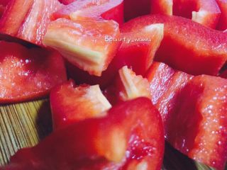 3、快手餐—黑椒牛肉饭,红菜椒洗净去芯切块，也可以切丁，煮熟后就直接融合在饭里。