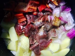 7、快手餐—黑椒牛肉饭,在码好的食材上加入适量黑胡椒、糖
