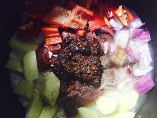 9、快手餐—黑椒牛肉饭,最后放一勺拌饭酱（可以替换成你喜欢的任何口味酱料，最好是咸口的，果酱之类的甜口做出来的味道有点奇怪，没有的话也可以放适量酱油）