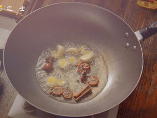7、人生不止眼前的苟且，还有让人流口水的红烧,锅内放入少许油，将挑拣出来的香料放入，再放入适量的姜片和蒜瓣