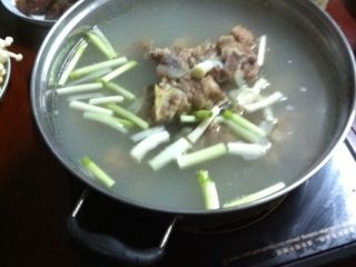 1、排骨火锅,排骨先熬好