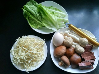 2、快手麻辣烫,准备好食材并洗干净。