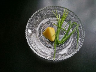 4、快手麻辣烫,准备生姜，小葱，洗干净。