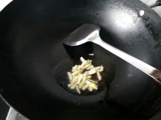 8、快手麻辣烫,放入生姜，爆香。