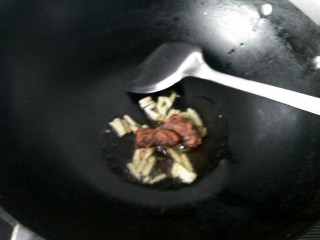 9、快手麻辣烫,放入火锅底料，炒一下。