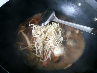 12、快手麻辣烫,锅里的菜煮熟了，放入面条，稍煮一下。