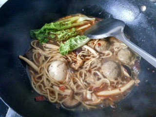 13、快手麻辣烫,放入青菜，再放鸡精，立马关火。