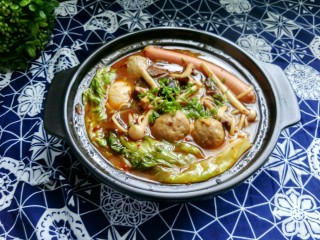 14、快手麻辣烫,装入碗中，撒香葱，可以美美的吃起来了，，面条，猪血，蘑菇，特别入味，热乎乎的吃的出汗呢????