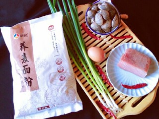 1、荞麦时鲜海螺面,准备主料食材。