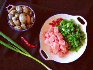 4、荞麦时鲜海螺面,面团醒发的时候，把猪肉切丁，辣椒小葱切成小段，花蚬子之前已经用加了盐的水，吐沙清洗干净了。