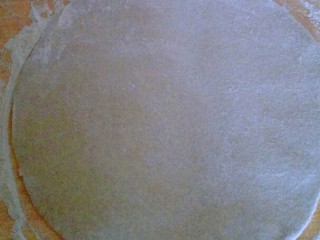 7、荞麦时鲜海螺面,擀成稍厚的面片。