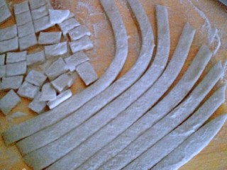 8、荞麦时鲜海螺面,先切成条，再切成丁。