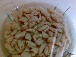 12、荞麦时鲜海螺面,海螺面煮至八九分熟，捞出过凉水。