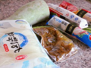1、砂锅丸子粉丝汤,准备食材。