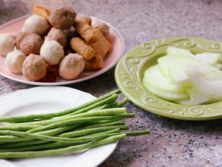 4、砂锅丸子粉丝汤,丸子洗干净，冬瓜去皮切成片，豆角摘干净泡一会儿。