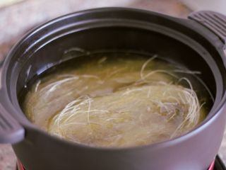 5、砂锅丸子粉丝汤,锅开之后，放入粉丝